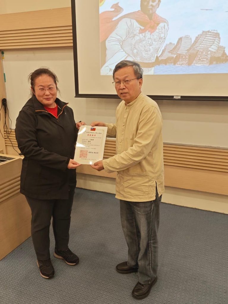 可能是 2 個人和文字的圖像